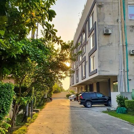 Furnished One-Bedroom Apartment For Rent Lahore Exteriör bild