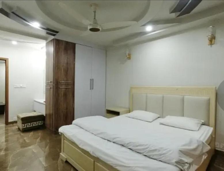 Furnished One-Bedroom Apartment For Rent Lahore Exteriör bild